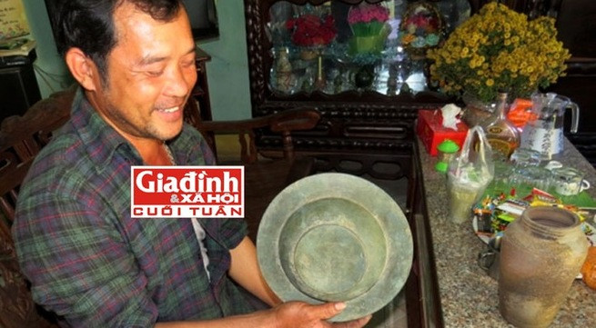 Ông Hoàng bên những món cổ vật đang gây xôn xao.