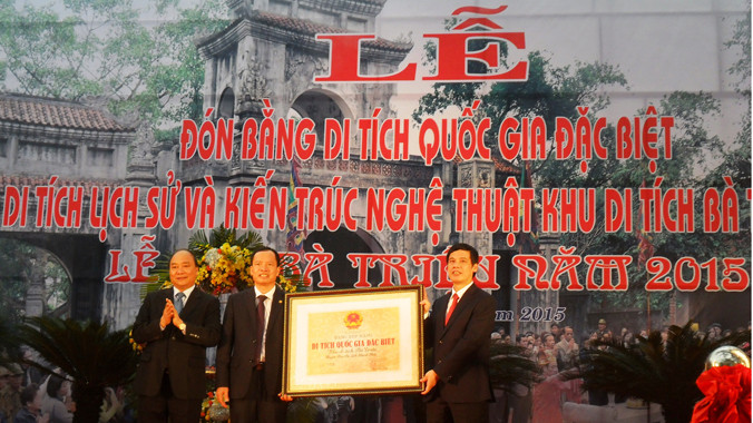 Phó Thủ tướng Nguyễn Xuân Phúc trao bằng công nhận quốc gia đặc biệt Khu di tích đền Bà Triệu, xã Triệu Lộc, huyện Hậu Lộc, Thanh Hóa. Ảnh: Phạm Nhài