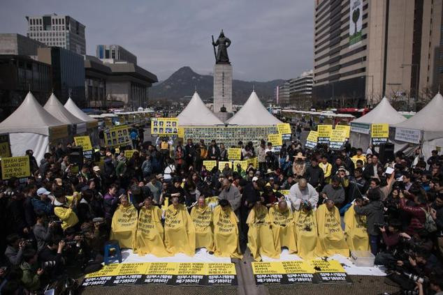 Các phụ huynh tham gia buổi cạo đầu. Ảnh: Dailymail