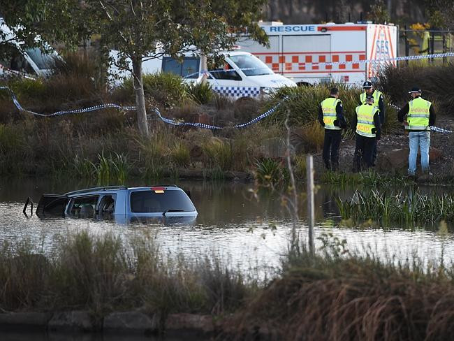Mẹ lao xe Toyota xuống hồ, 3 con chết thảm
