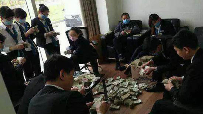 Các nhân viên ngồi đếm tiền "mờ mắt".