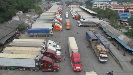 Xe chở nông sản đậu trong kho bãi của cửa khẩu Tân Thanh. 