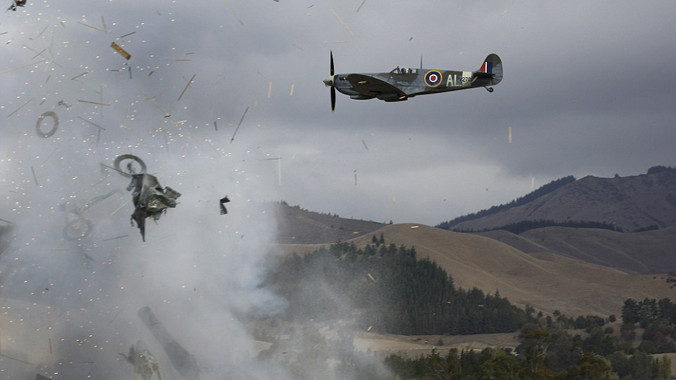 Máy bay nổ tung trên không, phi công may mắn thoát chết