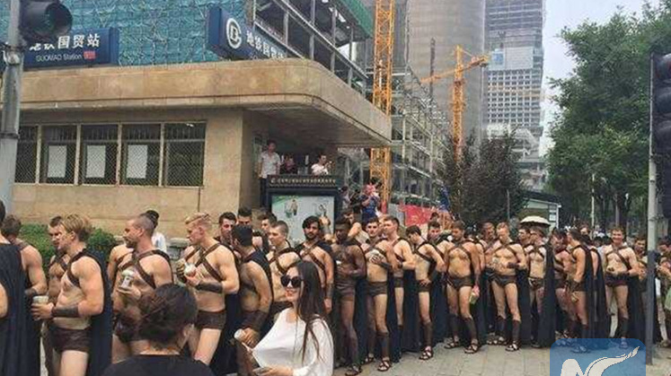 Các chiến binh thiếu vải trên phố ở Bắc Kinh