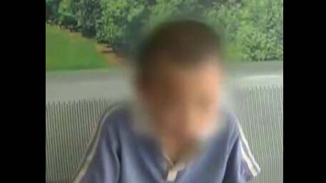 Yiyi bị bố để lại trạm cảnh sát để tạo áp lực ép họ trả lại xe máy cho mình