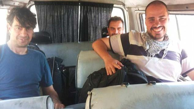 Ba nhà báo Tây Ban Nha bị mất tích là Antonio Pampliega (phải), Jose Manuel Lopez (trái) and Angel Sastre. 
