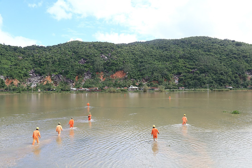 Phú Yên là địa phương có lưới điện bị ảnh hưởng nặng nề nhất trong bão số 6. Tại khu vực Hảo Sơn, huyện Đông Hòa, việc xử lý sự cố rất khó khăn do cột điện gãy đổ bị ngập sâu trong nước. Ảnh: Đình Vỹ.