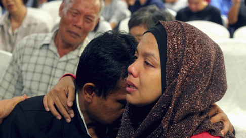 Người thân của hành khách trên chiếc máy bay mất tích khóc khi nghe tin dữ