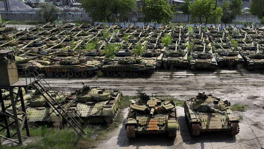 Bạt ngàn xe tăng Ukraine bỏ hoang giữa lúc nguy biến
