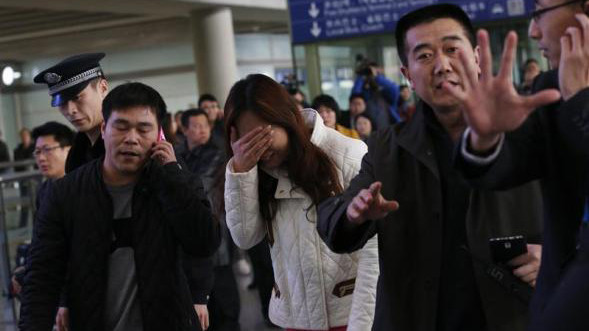 Người thân hành khách trên máy bay mất tích của Malaysia nóng lòng mong tin