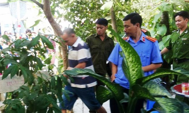 Lê Sơn Tùng (đầu trọc) dựng lại hiện trường vụ cướp tại nhà bà Trần Hồng Sa.