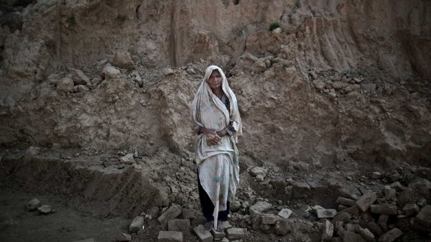 Phận đời những phụ nữ quanh năm đóng gạch