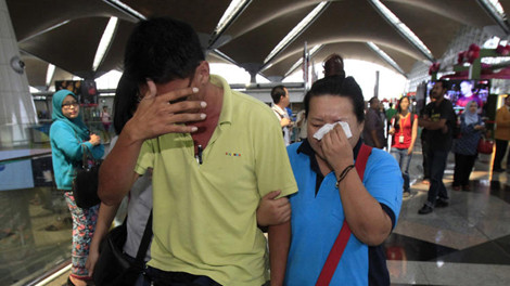 Người thân của những hành khách trên máy bay lo sợ cho số phận người thân