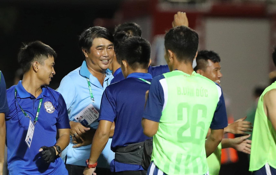 Niềm vui của HLV Trần Minh Chiến và các học trò khi Bà Rịa-Vũng Tàu giành chiến thắng trước Sông Lam Nghệ An ở vòng 1/8 cúp Quốc gia Bamboo Airways 2020.