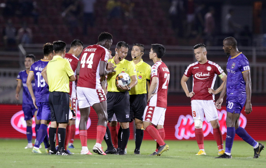 Trọng tài tiếp tục trở thành nỗi ám ảnh của các đội bóng ở LS V-League 2020 nhưng ông Trưởng ban Trọng tài VFF nói không hiểu vì sao cấp dưới sai.(ảnh Hữu Phạm)