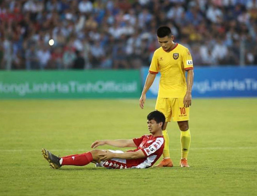 Công Phượng không phát huy được khả năng khi bị đeo bám rất sát trong trận đấu với Hồng Lĩnh Hà Tĩnh.(ảnh Anh Tú)