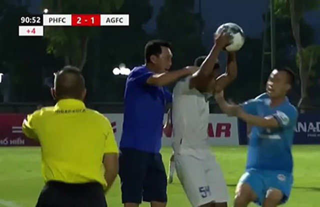 HLV Hứa Hiền Vinh bị đình chỉ 2 trận vì hành vi bóp cổ cầu thủ Võ Văn Huy của An Giang.