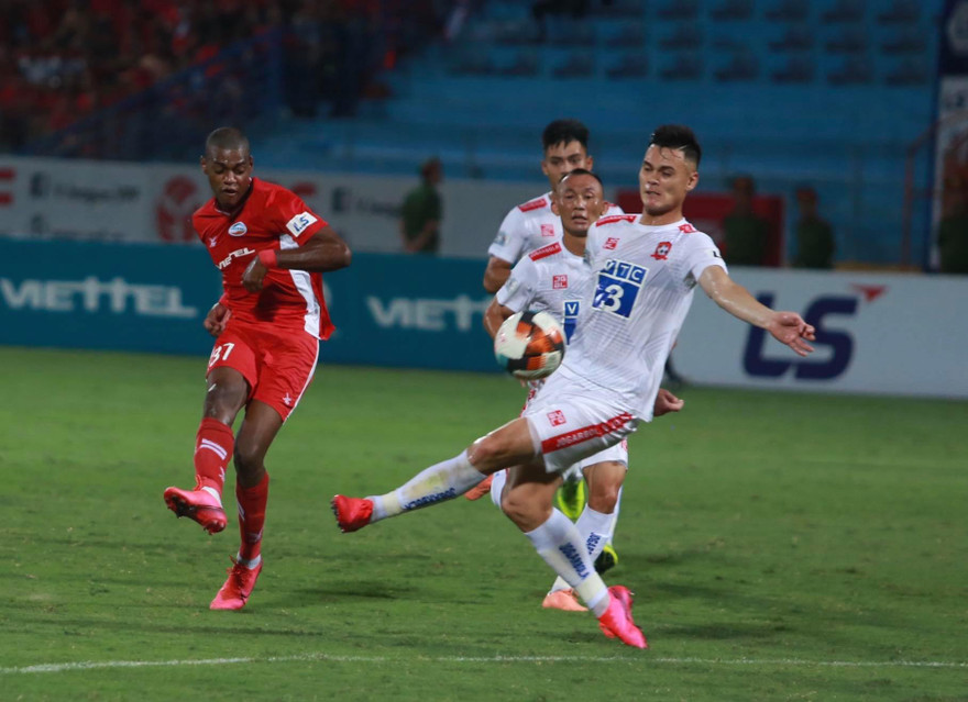 Viettel (áo đỏ) đánh bại Hải Phòng 4-0 trên sân Hàng Đẫy. (ảnh Như Ý)