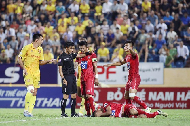 Trọng tài trong trận đấu giữa CLB Nam Định và Hải Phòng. Ảnh: Vietnamnet