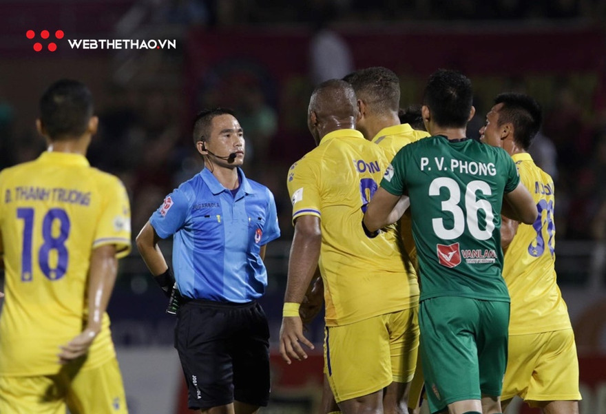 Trọng tài Mai Xuân Hùng bị treo còi 3 trận vì bỏ qua 2 quả phạt đền cho Nam Định ở trận đấu với Sài Gòn FC, vòng 10 LS V-League 2020.
