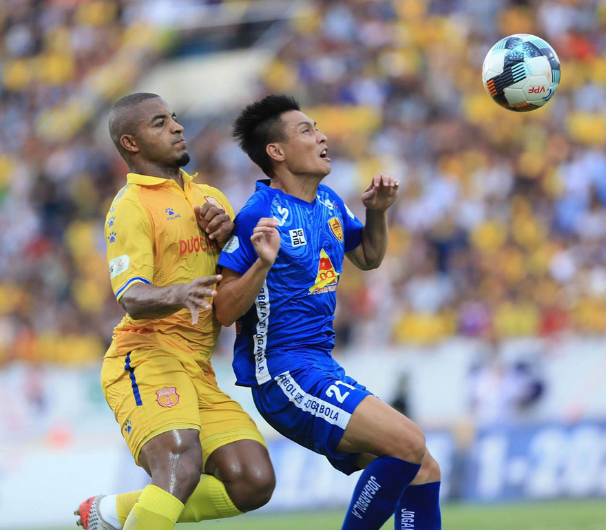 Nam Định (áo vàng) giành 3 điểm quan trọng trước Quảng Nam. Ảnh Anh Tú