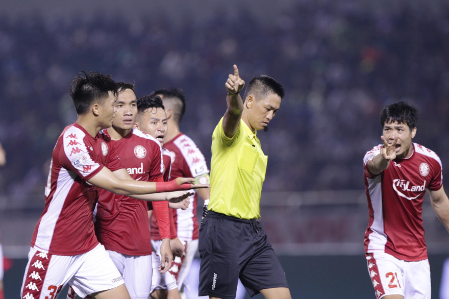 Trọng tài tiếp tục gây tranh cãi ở V-League 2020. (ảnh Hữu Phạm)