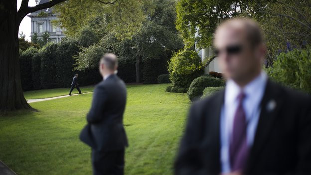 Say lướt khướt, hai mật vụ Mỹ quậy tung Nhà Trắng