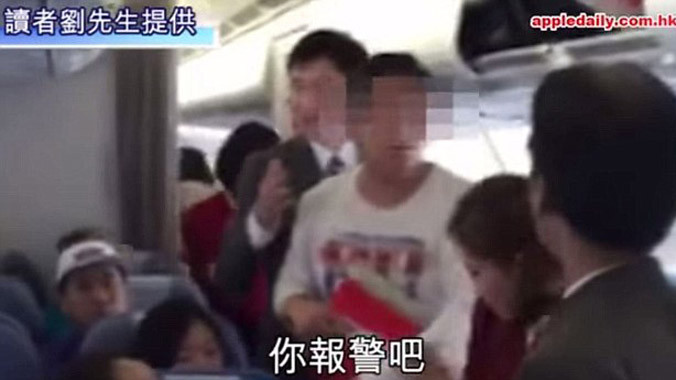 Người cha (giữa) trên máy bay. Ảnh: Dailymail