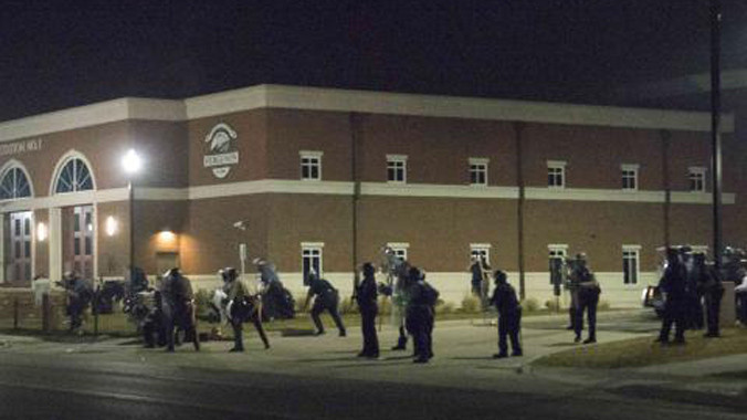 Cảnh sát đứng bên ngoài Sở cảnh sát thành phố sau vụ tấn công. Ảnh: Reuters