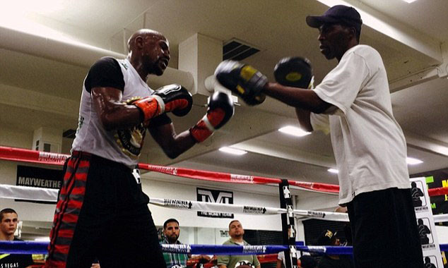 Floyd Mayweather (trái) chuẩn bị so găng trong trận đấu đắt giá nhất lịch sử quyền Anh.