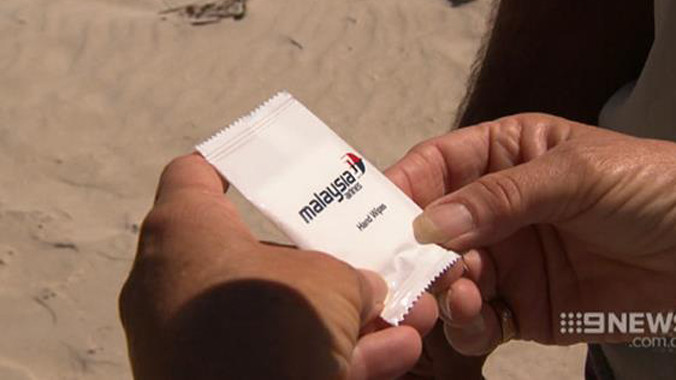 Gói khăn có in hình logo Malaysia Airlines