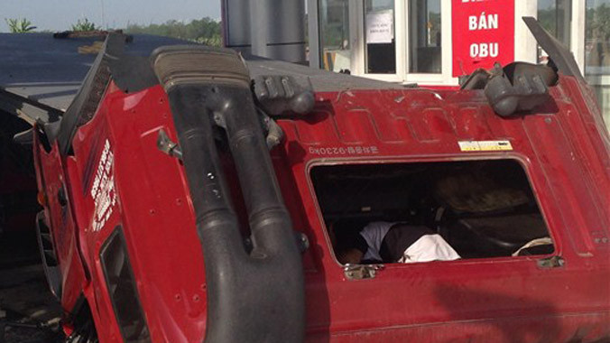 Phanh gấp, đầu xe container bị hàng chục tấn thép đâm lìa