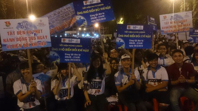 Đoàn viên thanh niên TP.Biên Hòa (Đồng Nai) với những nhiểu biểu ngữ, khẩu hiệu hưởng ứng Giờ trái đất 2015. Ảnh Đại Dương 