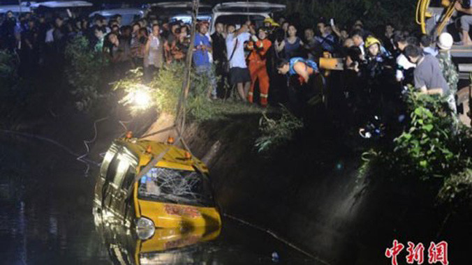 Hiện trường vụ tai nạn xe buýt lao xuống hồ hồi tháng 7.