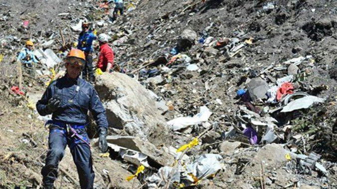 Lực lượng cứu hộ làm việc tại hiện trường. Ảnh: Independent 