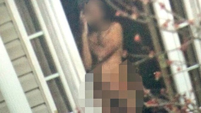 Hình ảnh người đàn ông khỏa thân đứng trước cửa.