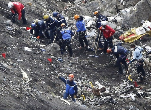 Đội cứu hộ làm việc tại hiện trường. Ảnh: USA Today