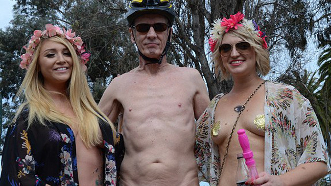 Khỏa thân đạp xe biểu tình bảo vệ môi trường