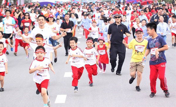 Cả nhà cùng chạy bộ quyên tiền xây lớp học vùng cao