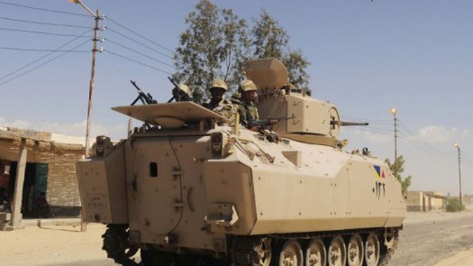 Binh sỹ Ai Cập trên một chiếc xe tuần tra. 