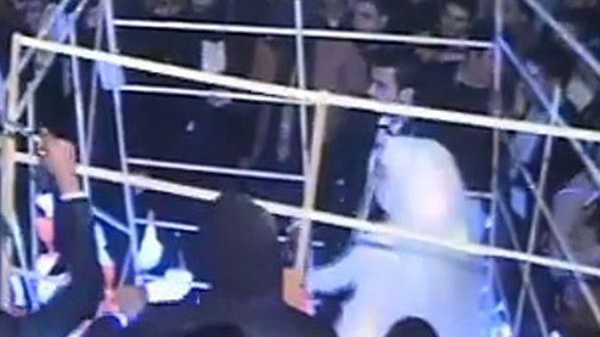 Cặp đôi Ai Cập đám cưới theo kiểu IS nhốt tù binh