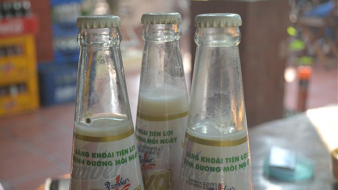 Sự thật tê lòng vụ chai sữa của Tân Hiệp Phát bị tố bẩn đen