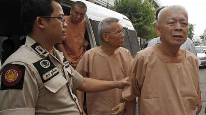 Ông Opas Charnsooksai (bên phải) 