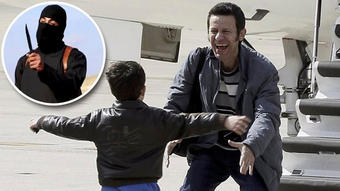 Nhà báo Javier Espinosa hạnh phúc chạy tới ôm con trai khi được trả tự do. 