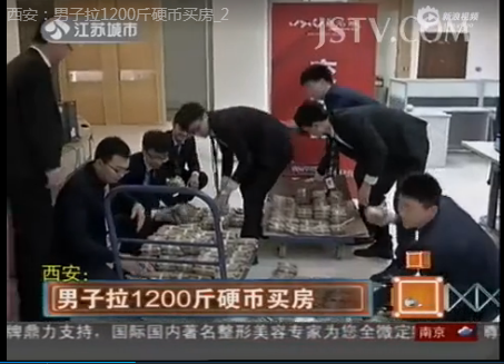 Nhân viên sử dụng xe kéo để chuyển số lượng tiền xu "khổng lồ" vào bên trong