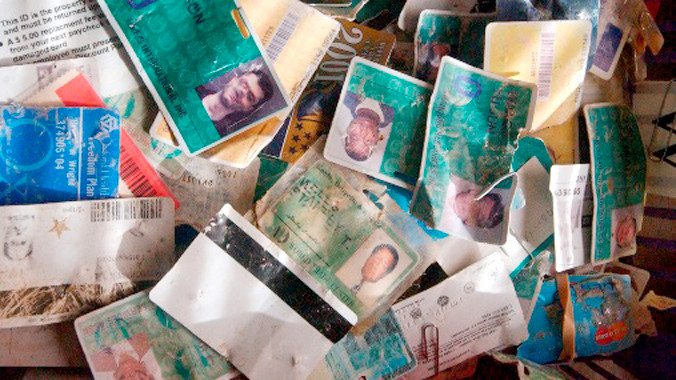 Tại bãi chôn lấp Fresh Kills, nhiều chứng minh thư được tìm thấy trong đống đổ nát của Trung tâm Thương mại Thế giới. Ảnh: Getty Images