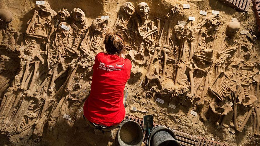 Sững sờ phát hiện gần 300 hài cốt dưới nền siêu thị