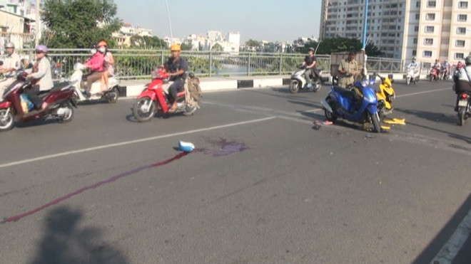 Xế 'điên' tông một phụ nữ văng xa 5 mét