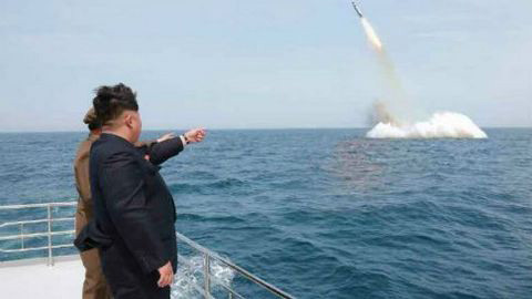 Lãnh đạo Triều Tiên Kim Jong Un theo dõi một vụ phóng tên lửa từ tàu ngầm