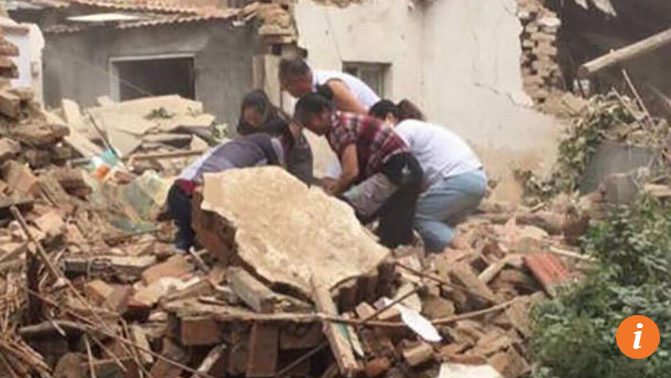 Máy xúc phá nhầm nhà, cả gia đình chạy lại dỡ đống đổ nát để cứu cụ Wang nhưng không kịp.